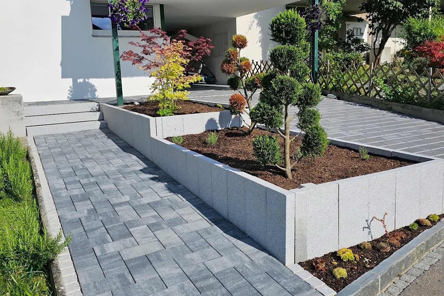 Hecke wird in Form geschnitten